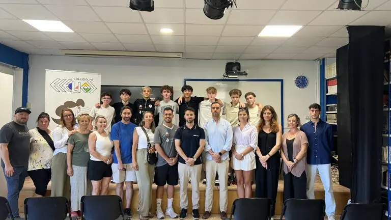 FUTEDU: Families, students, and teachers on the first day of school.