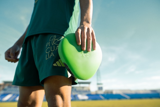 Player holding Veo