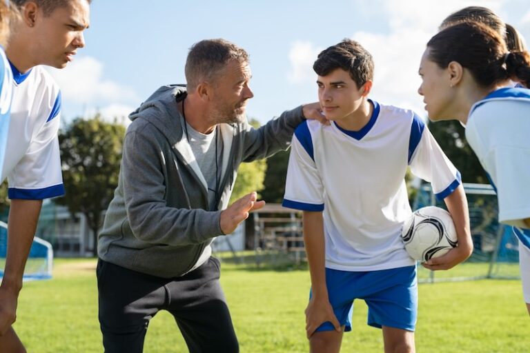Jugadores europeos entrenando con un entrenador de fútbol universitario de Estados Unidos.