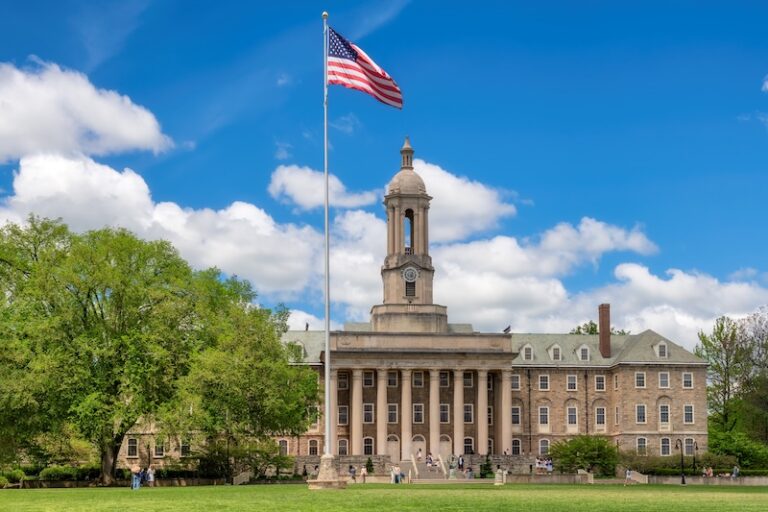 Recherche zu Universitätscampus in den USA für europäische Fußballspieler.